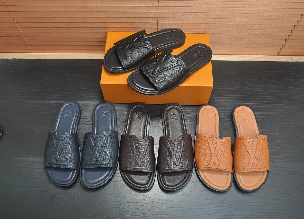 Men's men's shoes 💰340💶 [Louis Vuitton LV slippers] (high-end cowhide) counter 1:1 fashion style, a must-have for summer! The designer used LV’s iconic outsole. The original simple slippers instantly become fashionable! The upper is made of flexible special cowhide leather straps alternately, and the workmanship is exquisite! A must-have for stylish men in summer, size 38-46 (45 46 customized)